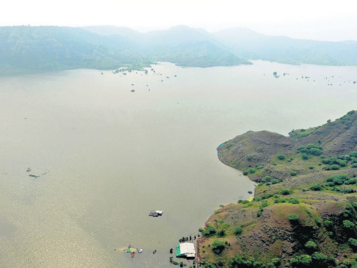 घर-खेत डूब गए तो पहाड़ियों पर झोपड़ी बांध रह रहे, नाव से कर रहे आना-जाना|रतलाम,Ratlam - Dainik Bhaskar