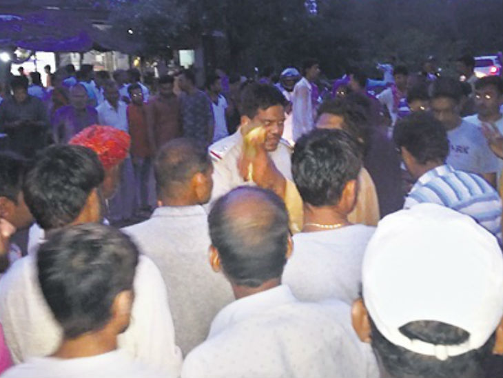 ट्रेलर की टक्कर से पिता-पुत्र अाैर पाेती की माैत, लाेगाें ने किया प्रदर्शन|जयपुर,Jaipur - Dainik Bhaskar