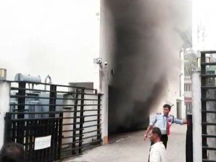 कोलकाता के शॉपिंग मॉल में आग लगी, 3 दमकलें आग बुझाने में जुटीं|देश,National - Dainik Bhaskar