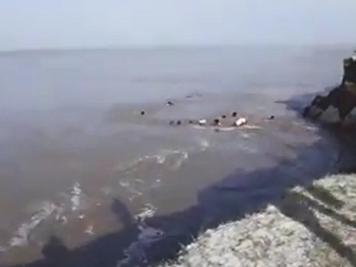 महानंदा नदी में नाव डूबी; 4 लोगों की मौत, 22 से ज्यादा लापता|भागलपुर,Bhagalpur - Dainik Bhaskar