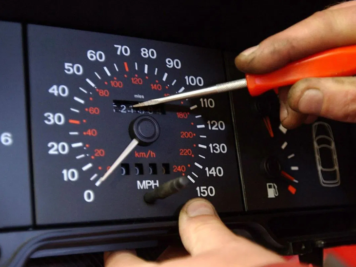 what is Car clocking and how to avoid buying a clocked car दिवाली पर कहीं \'क्लॉक्ड कार\' ना आ