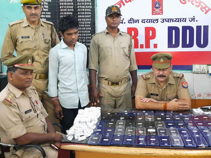 डीडीयू जंक्शन पर जीआरपी ने तस्कर को पकड़ा, 13 लाख के मोबाइल हैंडसेट बरामद|वाराणसी,Varanasi - Dainik Bhaskar