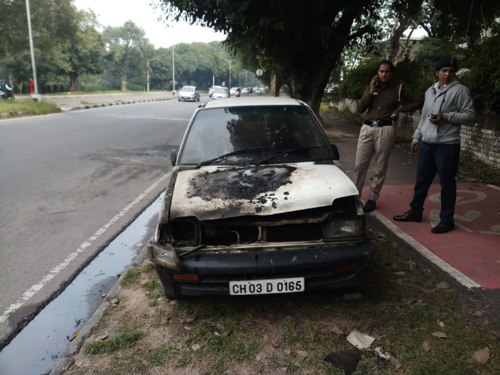अचानक लगी मारुती कार में आग, चालक और सवार एक दोस्त सुरक्षित|चंडीगढ़,Chandigarh - Dainik Bhaskar