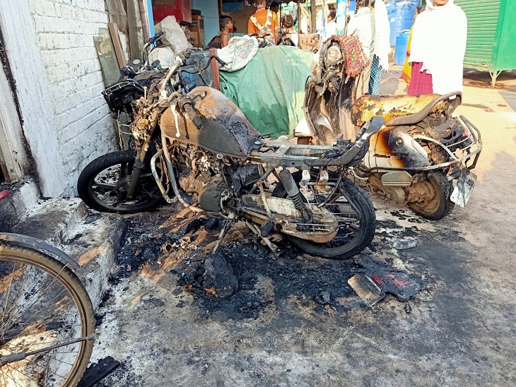 रात के अंधेरे में बदमाशों ने जला दी बाइक, वकील के घर में भी लगी आग|रायपुर,Raipur - Dainik Bhaskar