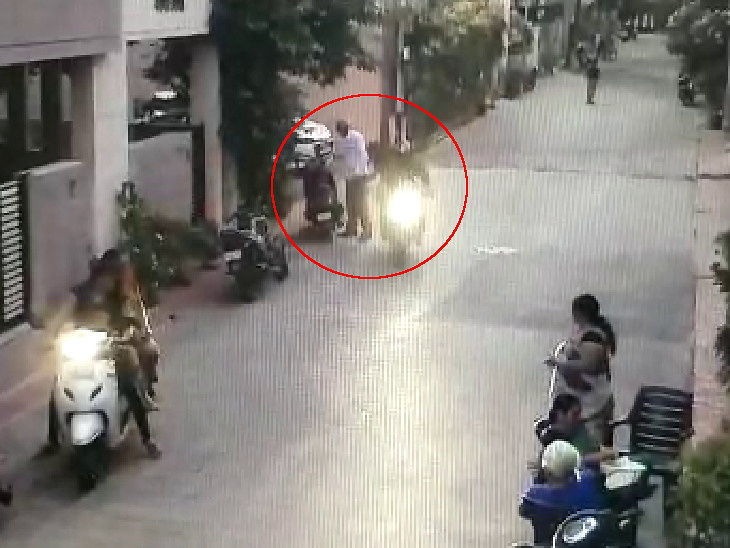 कापोद्रा में 5.36 लाख रुपए के गहनों से भरा बैग छीनकर बाइकर्स फरार|गुजरात,Gujarat - Dainik Bhaskar