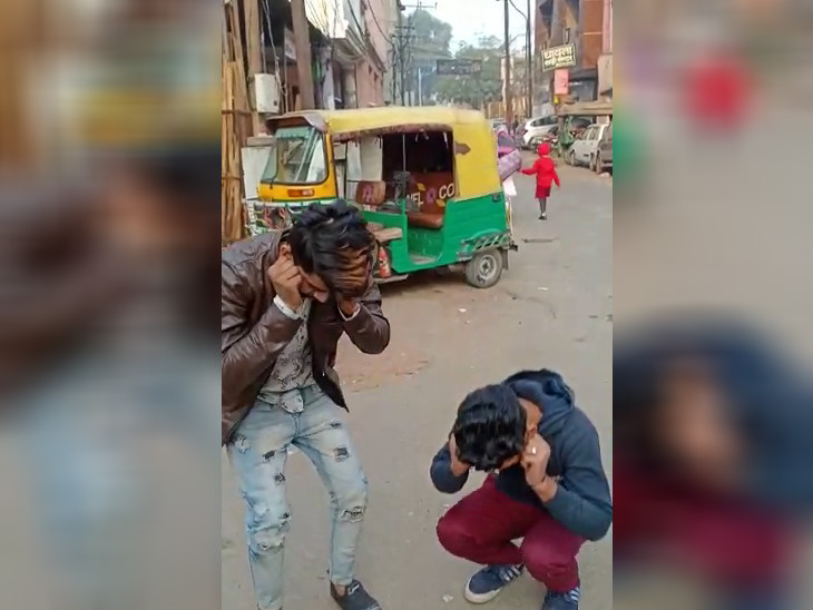 कानपुर में मनचलों की शामत; महिला सिपाहियों ने 'रोड रोमियो' को पीटा, उठक-बैठक लगवाई|कानपुर,Kanpur - Dainik Bhaskar