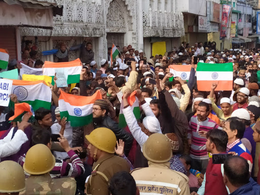 11 लोगों की मौत, कई जिलों में पुलिस पर पथराव, भीड़ ने फायरिंग भी की; फिरोजाबाद में चौकी फूंक डाली|लखनऊ,Lucknow - Dainik Bhaskar