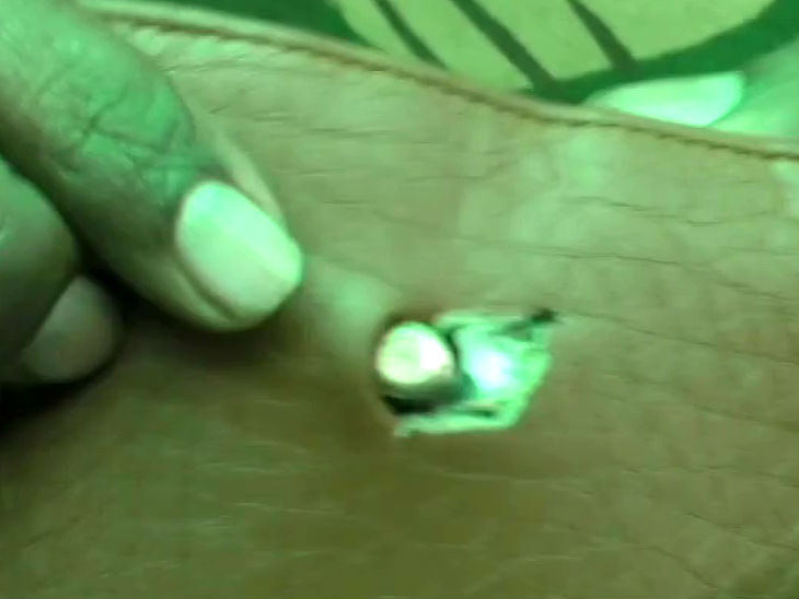 फिरोजाबाद में बुलेटप्रूफ जैकेट को चीरकर पर्स में फंसी गोली, 15 घंटे बाद सिपाही ने वर्दी उतारी तो पता चला|आगरा,Agra - Dainik Bhaskar