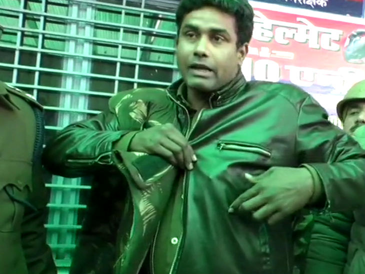 फिरोजाबाद में बुलेटप्रूफ जैकेट को चीरकर पर्स में फंसी गोली, 15 घंटे बाद सिपाही ने वर्दी उतारी तो पता चला|आगरा,Agra - Dainik Bhaskar