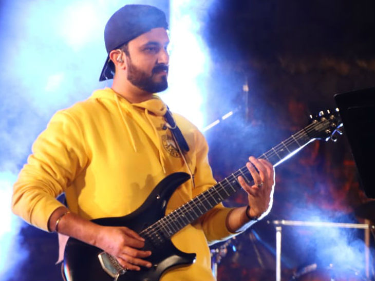 देर रात चले कवि सम्मेलन में कवि शर्मा बोले - बादल के टुकड़े सी कोमल, वो (रानी रूपमती) ऐसी थी जैसे मखमल|रतलाम,Ratlam - Dainik Bhaskar