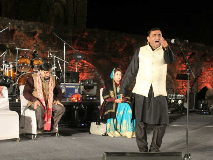 देर रात चले कवि सम्मेलन में कवि शर्मा बोले - बादल के टुकड़े सी कोमल, वो (रानी रूपमती) ऐसी थी जैसे मखमल|रतलाम,Ratlam - Dainik Bhaskar