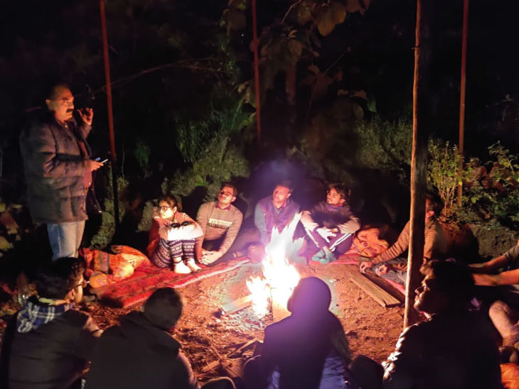 देर रात चले कवि सम्मेलन में कवि शर्मा बोले - बादल के टुकड़े सी कोमल, वो (रानी रूपमती) ऐसी थी जैसे मखमल|रतलाम,Ratlam - Dainik Bhaskar