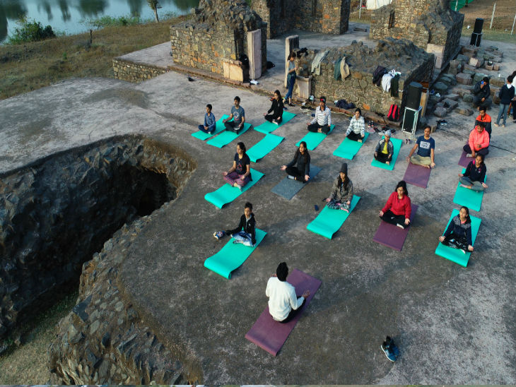 देर रात चले कवि सम्मेलन में कवि शर्मा बोले - बादल के टुकड़े सी कोमल, वो (रानी रूपमती) ऐसी थी जैसे मखमल|रतलाम,Ratlam - Dainik Bhaskar