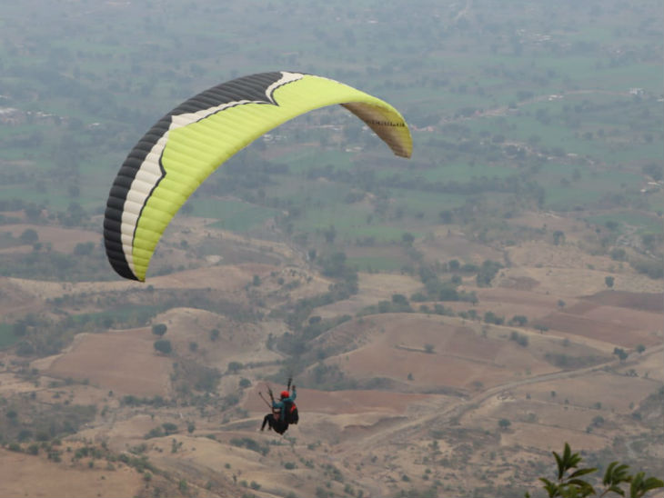 देर रात चले कवि सम्मेलन में कवि शर्मा बोले - बादल के टुकड़े सी कोमल, वो (रानी रूपमती) ऐसी थी जैसे मखमल|रतलाम,Ratlam - Dainik Bhaskar