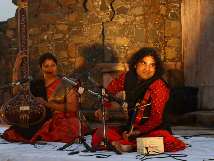 देर रात चले कवि सम्मेलन में कवि शर्मा बोले - बादल के टुकड़े सी कोमल, वो (रानी रूपमती) ऐसी थी जैसे मखमल|रतलाम,Ratlam - Dainik Bhaskar