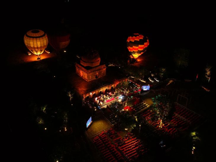 देर रात चले कवि सम्मेलन में कवि शर्मा बोले - बादल के टुकड़े सी कोमल, वो (रानी रूपमती) ऐसी थी जैसे मखमल|रतलाम,Ratlam - Dainik Bhaskar