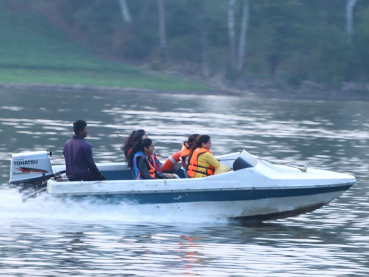 देर रात चले कवि सम्मेलन में कवि शर्मा बोले - बादल के टुकड़े सी कोमल, वो (रानी रूपमती) ऐसी थी जैसे मखमल|रतलाम,Ratlam - Dainik Bhaskar