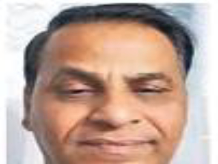 एनजीओ ने स्कूल में बांटे सावरकर के फोटो वाले रजिस्टर, आयुक्त ने 100% परिणाम देने वाले प्राचार्य को किया निलंबित|रतलाम,Ratlam - Dainik Bhaskar