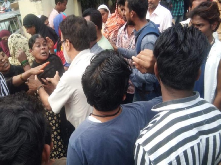 बहन से छेड़छाड़ करने पर किशोर ने नाबालिग की चाकू मारकर हत्या की, गुस्साए लोगों ने थाने का घेराव किया|रायपुर,Raipur - Dainik Bhaskar