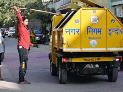 सड़क पर गंदगी फैला रहा था नमकीन कारखाना, निगम ने 25 हजार रुपए का स्पॉट फाइन वसूला|इंदौर,Indore - Dainik Bhaskar