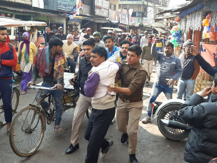 बागपत में सीएए के विरोध में जबरन बंद कराई दुकानें, पुलिस ने तीन युवकों को हिरासत में लिया|मेरठ,Meerut - Dainik Bhaskar