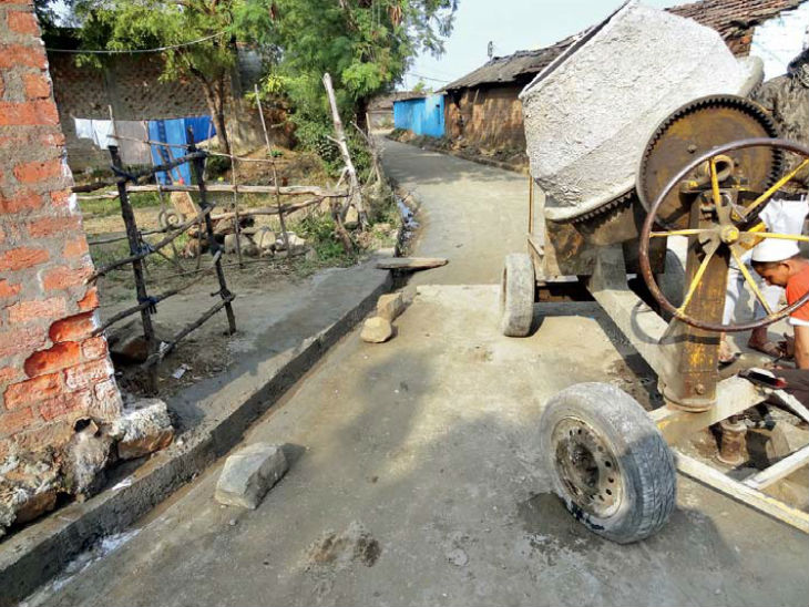 सरपंच को 30 रुपए कम कीमत में मिली थी नकली सीमेंट, उसी से बना दी सीसी रोड व भवन|भोपाल,Bhopal - Dainik Bhaskar