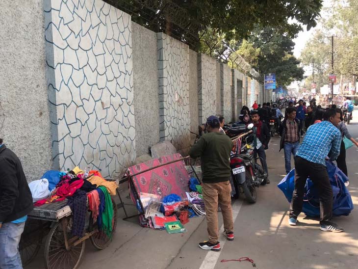 नगर निगम ने पुरुलिया रोड से हटाया अतिक्रमण, फुटपाथ दुकानदारों का जोरदार विरोध|रांची,Ranchi - Dainik Bhaskar