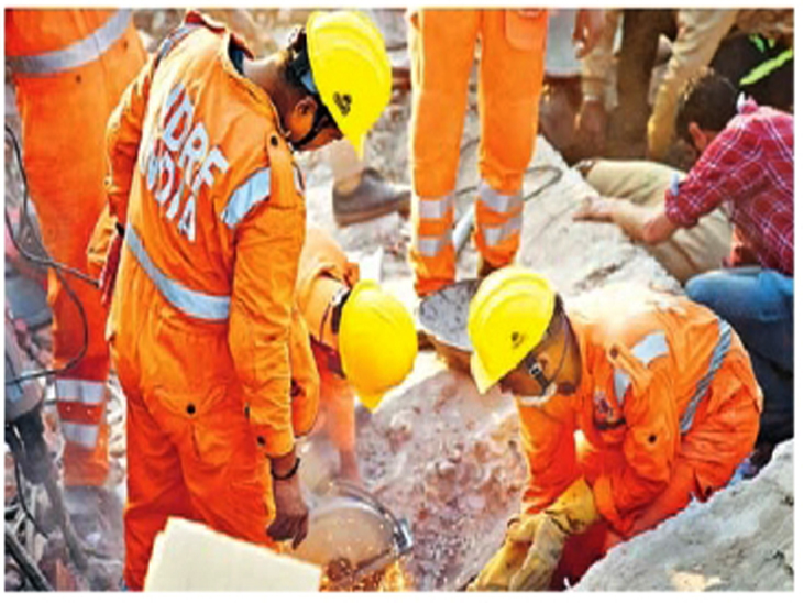 तीन मंजिला पुरानी बिल्डिंग गिरने का मामला: पुलिस-प्रशासन और एनडीआरएफ ने 3 मजदूर जिंदा निकाले, 1 की मौत, रेस्क्यू रोका|चंडीगढ़,Chandigarh - Dainik Bhaskar