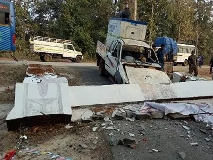 मंदिर का प्रवेश द्वार गिरा, मेले की तैयारियों की हुआ हादसा|रायपुर,Raipur - Dainik Bhaskar