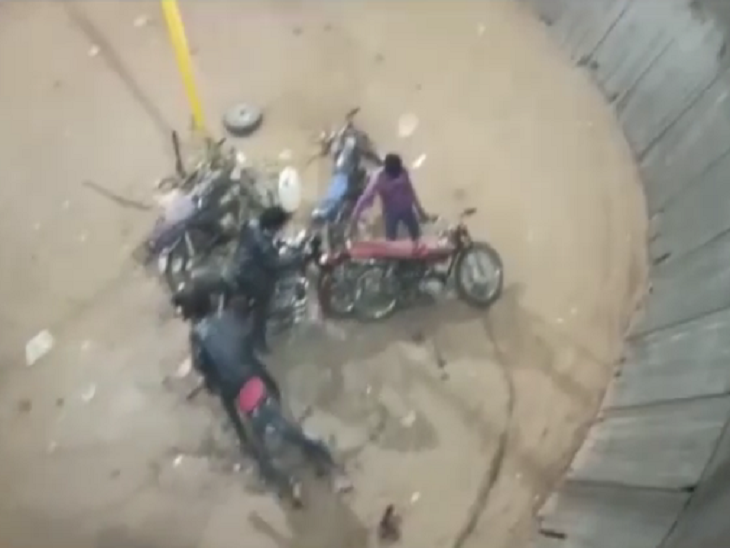 मौत के कुएं में स्टंट करते वक्त बाइक सवार युवक गिरा, किसान मेले में हुआ हादसा|बिलासपुर,Bilaspur - Dainik Bhaskar