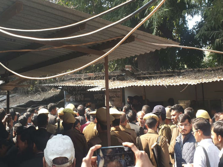 कोर्ट परिसर में बार एसोसिएशन के संयुक्त मंत्री पर देसी बम से हमला| - Dainik Bhaskar