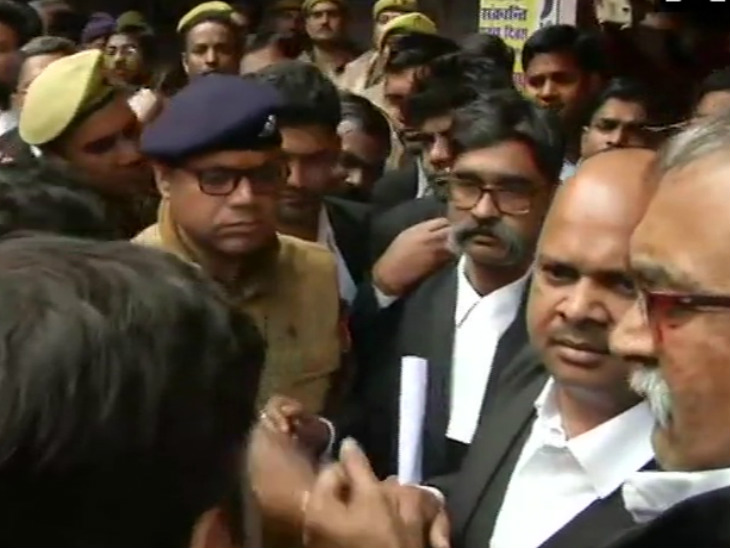 कोर्ट परिसर में बार एसोसिएशन के जॉइंट सेक्रेटरी पर बम से हमला, 6 वकील जख्मी|लखनऊ,Lucknow - Dainik Bhaskar