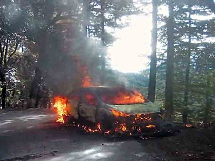 मशोबरा में चलती कार में आग लगी, 3 साल की मासूम समेत 3 लोग बाल-बाल बचे|शिमला,Shimla - Dainik Bhaskar