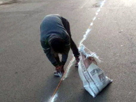 एमजी रोड के विवादित हिस्से पर सेंट्रल लाइन डालने के दौरान फिर हुआ विवाद, पुलिस पहुंची|इंदौर,Indore - Dainik Bhaskar