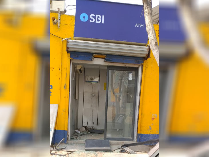 कार में सवार होकर आए और साढ़े 22 लाख रुपये से भरी एटीएम उखाड़ ले गए चोर|अम्बाला,Ambala - Dainik Bhaskar