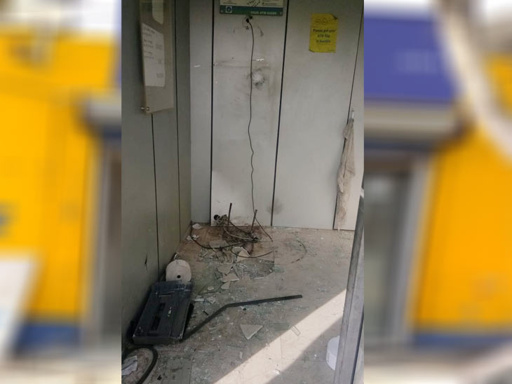 कार में सवार होकर आए और साढ़े 22 लाख रुपये से भरी एटीएम उखाड़ ले गए चोर|अम्बाला,Ambala - Dainik Bhaskar