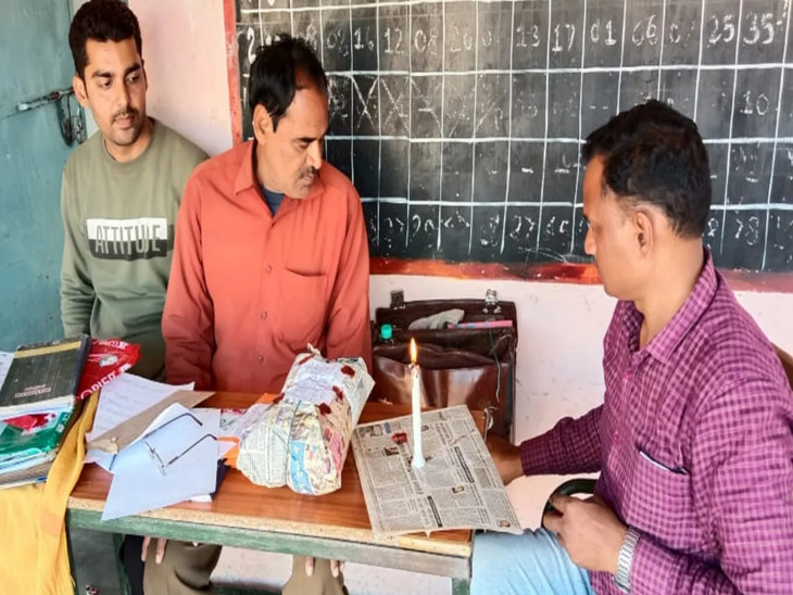 माध्यमिक स्कूल के प्रभारी प्राचार्य को 10 हजार की रिश्वत लेते पकड़ा; चपरासी का वेतन जारी कराने के बदले मांगी थी घूस|जबलपुर,Jabalpur - Dainik Bhaskar