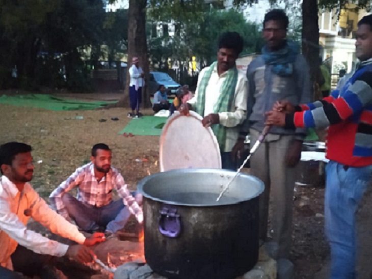 धान खरीदी : नाराज किसानों का रायपुर-जबलपुर नेशनल हाईवे पर जाम, 20 किमी लंबी वाहनों की लाइन लगी|भिलाई,Bhilai - Dainik Bhaskar