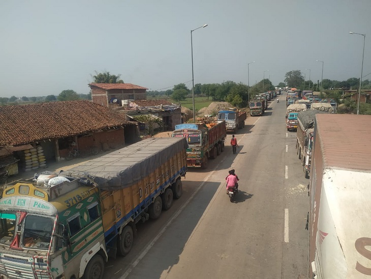 धान खरीदी : नाराज किसानों का रायपुर-जबलपुर नेशनल हाईवे पर जाम, 20 किमी लंबी वाहनों की लाइन लगी|भिलाई,Bhilai - Dainik Bhaskar