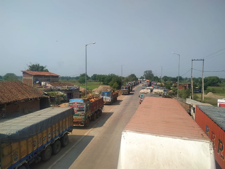 धान खरीदी : नाराज किसानों का रायपुर-जबलपुर नेशनल हाईवे पर जाम, 20 किमी लंबी वाहनों की लाइन लगी|भिलाई,Bhilai - Dainik Bhaskar