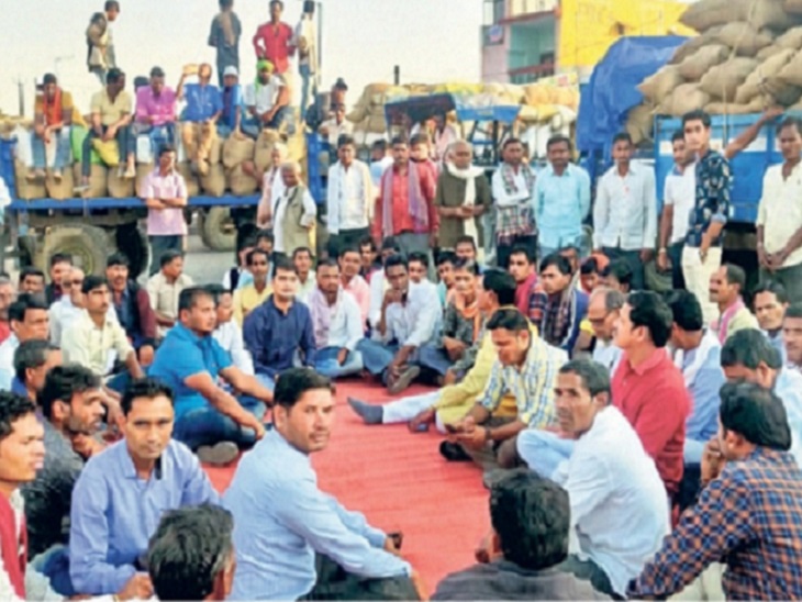 धान खरीदी : नाराज किसानों का रायपुर-जबलपुर नेशनल हाईवे पर जाम, 20 किमी लंबी वाहनों की लाइन लगी|भिलाई,Bhilai - Dainik Bhaskar