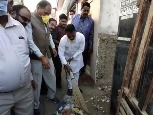 स्वास्थ्य मंत्री सिलावट ने सड़क पर झाडू लगाई, गटर में उतरकर साफ-सफाई की|इंदौर,Indore - Dainik Bhaskar
