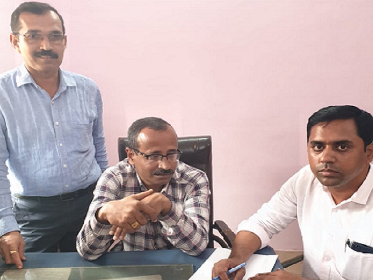 रेलवे का ऑफिस सुपरिटेंडेंट 10 हजार रुपए की रिश्वत लेते रंगे हाथ गिरफ्तार|भिलाई,Bhilai - Dainik Bhaskar