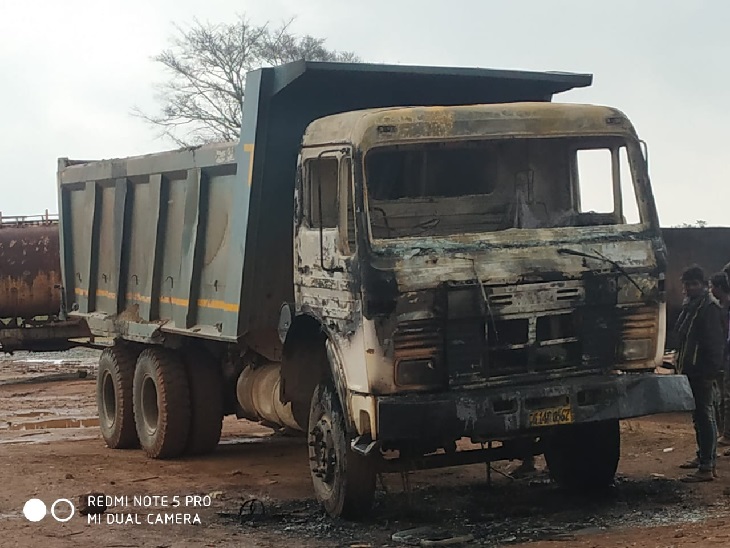 पीएलएफआई के नक्सलियों ने चार हाईवा को किया आग के हवाले, चालक को पीटा|रांची,Ranchi - Dainik Bhaskar
