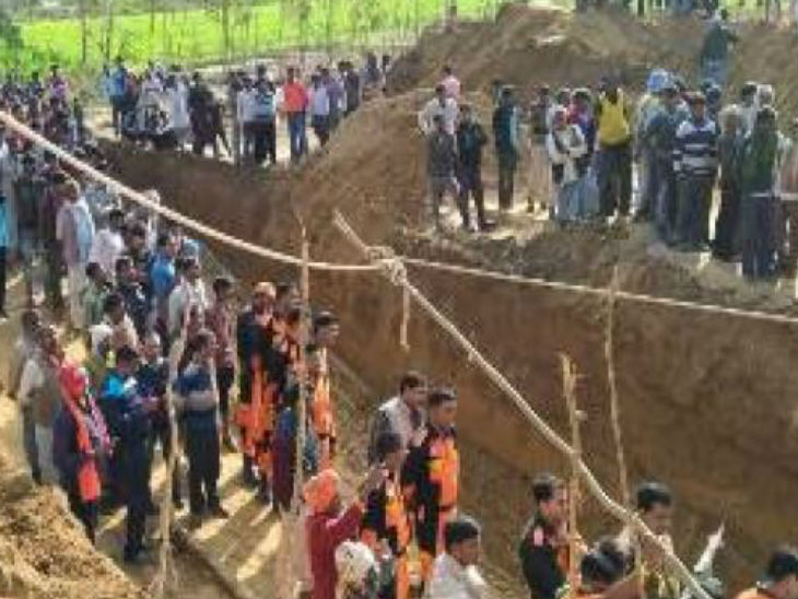बोरवेल में 40 फीट की गहराई में फंसा युवक, रेस्क्यू ऑपरेशन जारी; मिट्‌टी ढहने से हुआ हादसा, ग्रामीणों में आक्रोश|लखनऊ,Lucknow - Dainik Bhaskar