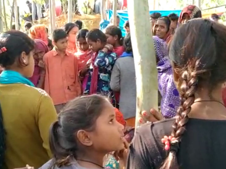 बोरवेल में 40 फीट की गहराई में फंसा युवक, रेस्क्यू ऑपरेशन जारी; मिट्‌टी ढहने से हुआ हादसा, ग्रामीणों में आक्रोश|लखनऊ,Lucknow - Dainik Bhaskar