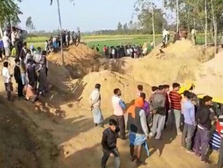 बोरवेल में 40 फीट की गहराई में फंसा युवक, रेस्क्यू ऑपरेशन जारी; मिट्‌टी ढहने से हुआ हादसा, ग्रामीणों में आक्रोश|लखनऊ,Lucknow - Dainik Bhaskar