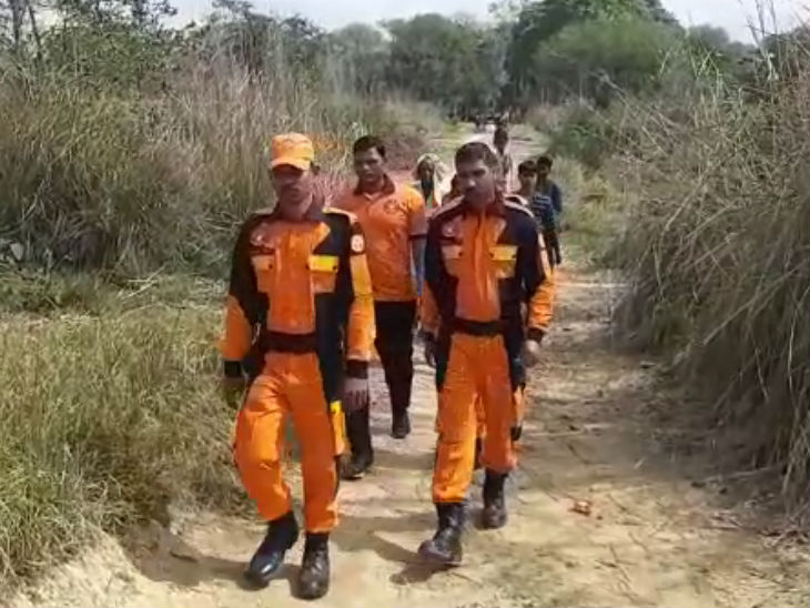 बोरवेल में 40 फीट की गहराई में फंसा युवक, रेस्क्यू ऑपरेशन जारी; मिट्‌टी ढहने से हुआ हादसा, ग्रामीणों में आक्रोश|लखनऊ,Lucknow - Dainik Bhaskar