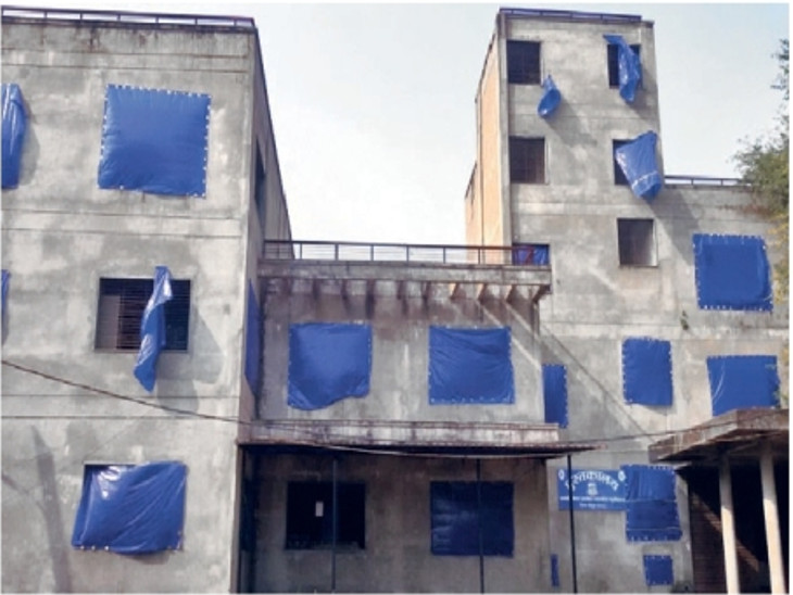 ये बैतूल के जेएच कॉलेज की ई-लाइब्रेरी है, 72 लाख जारी होने के बाद भी पॉलीथिन से बंधे हैं खिड़की-दरवाजे|होशंगाबाद,Hoshangabad - Dainik Bhaskar