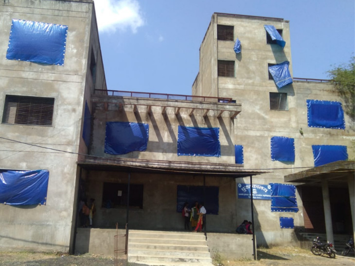 ये बैतूल के जेएच कॉलेज की ई-लाइब्रेरी है, 72 लाख जारी होने के बाद भी पॉलीथिन से बंधे हैं खिड़की-दरवाजे|होशंगाबाद,Hoshangabad - Dainik Bhaskar